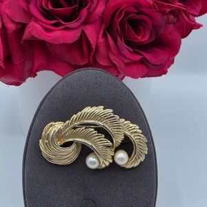 JOMAZ Gold Tone Feather Pearl Brooch Pin Vintage Estate Jewelry Old Money Ornate